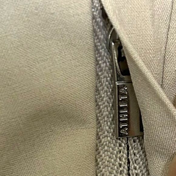 Athleta Shorts Womens Size 2 Beige BROOKLYN BERMUDA 9" Shorts Pull On Stretch - Picture 3 of 10